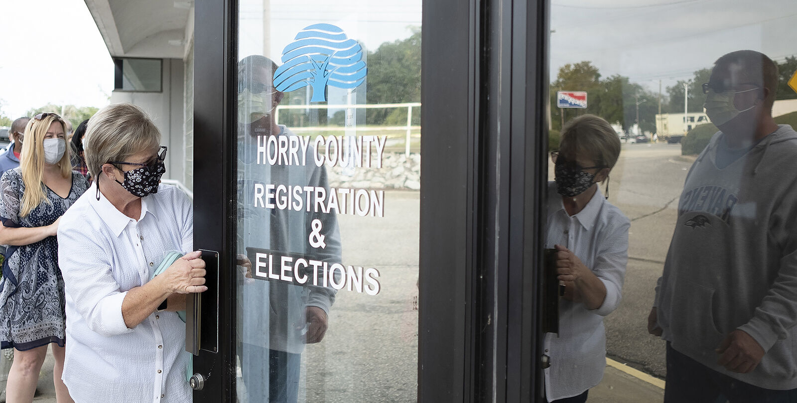 1027 early vote_JM06.JPG